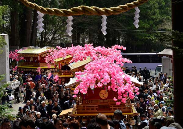 ยะโยอิ-มัตสึริ  (Yayoi Matsuri) หรือ เทศกาลแห่ศาลเจ้าฤดูใบไม้ผลิ